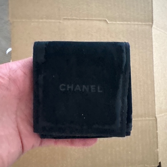 Authentic Chanel broch pin - Picture 4 of 4